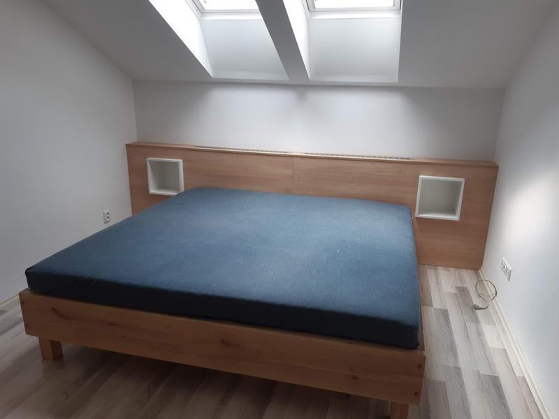 Manželská postel s čelem