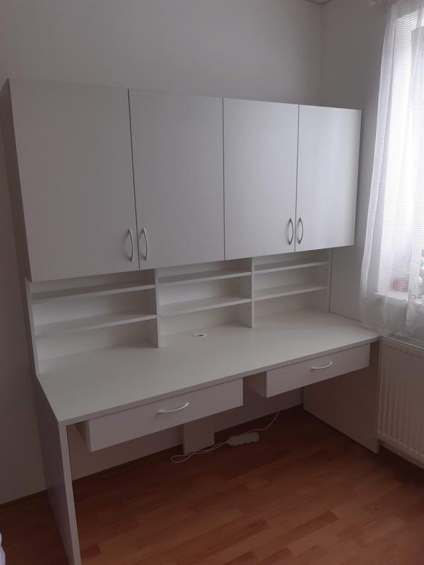 Pracovní stůl se skříňkami