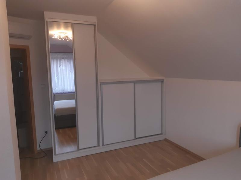 Vestavěná skříň do podkroví